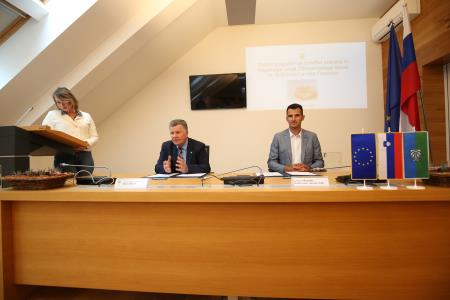 PODPIS POGODBE ZA PRIZIDEK IN FASADNI OVOJ ZD CERKNICA 07A FOTO LJUBO VUKELIČ